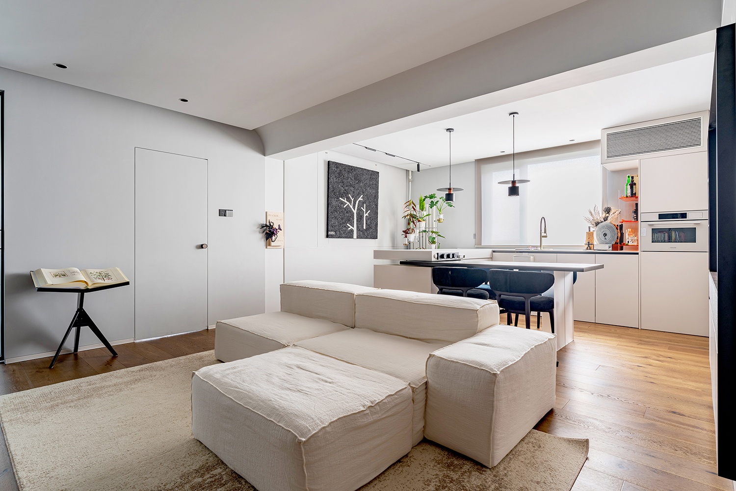 105㎡简约风拆掉一间房秒变大横厅,三口之家玩转通透格局-0