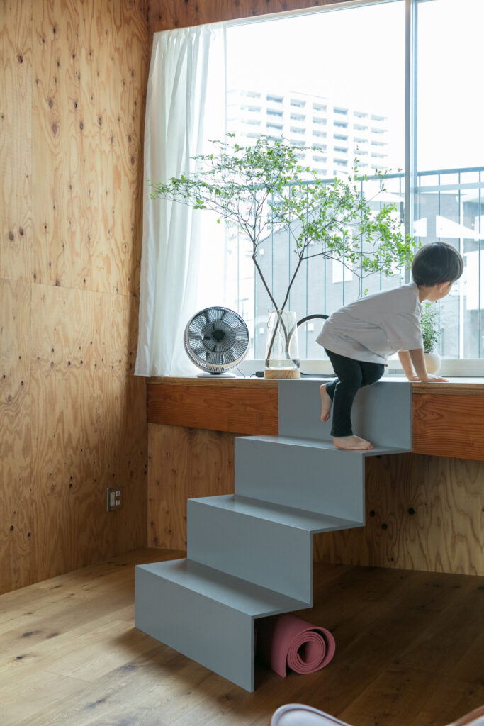 天井高５メートルの大開口斜めに架かった天井の棟木。シンプルかつ大胆なデザインの家 | Architecture | 100%LiFE-2