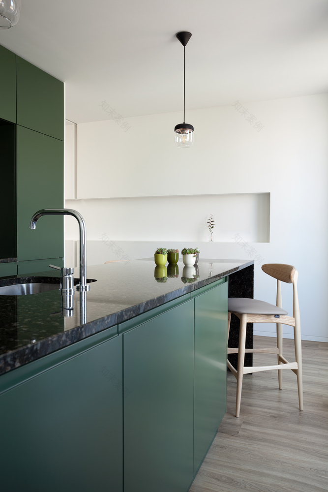 波尔图市中心翻新别墅 | 现代生活与自然光线的融合-40