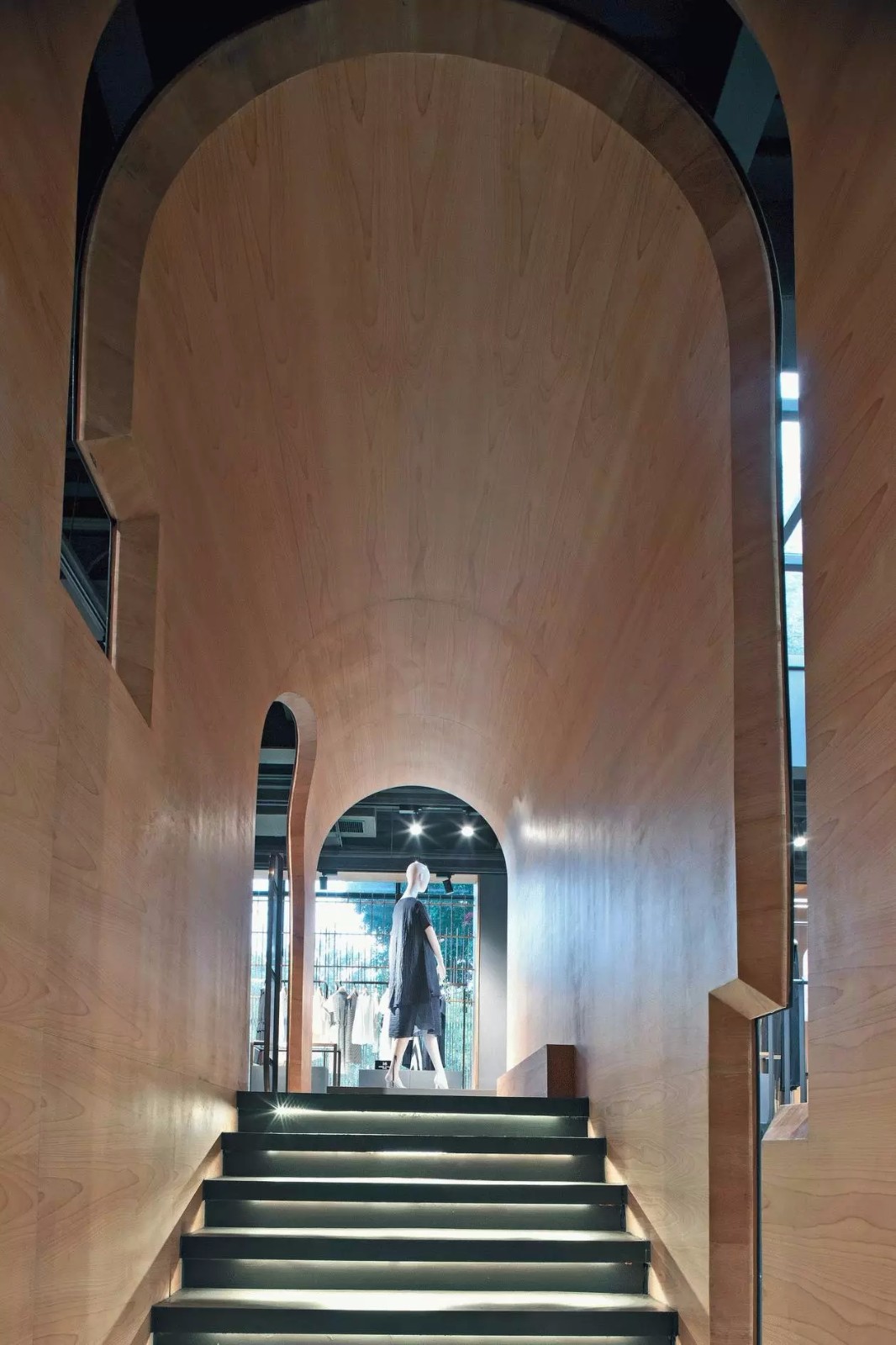 “直白”拱形打造的MINZE STYLE名师路时装概念集合店-11