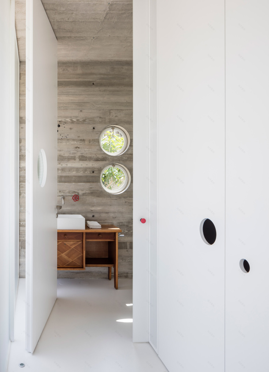 3322 Studio builds concrete home in Tel Aviv around enclosed patios-24