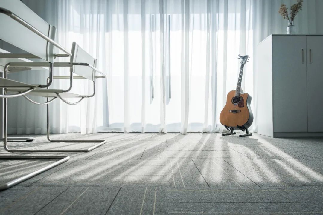 一則設計 | 纯净克莱因蓝风暴-23