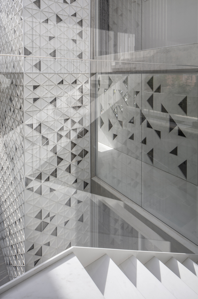 以色列城市中的白色铝制“盒子”-72