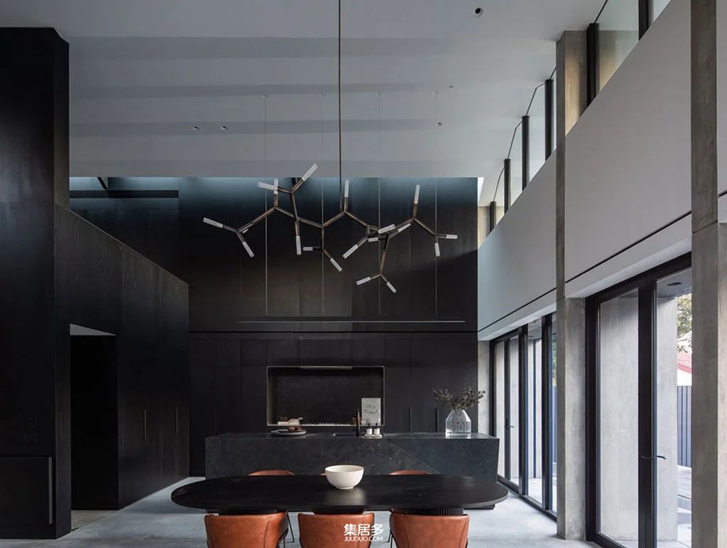 拥有独特屋顶和壮观黑色厨房的悉尼豪宅-4