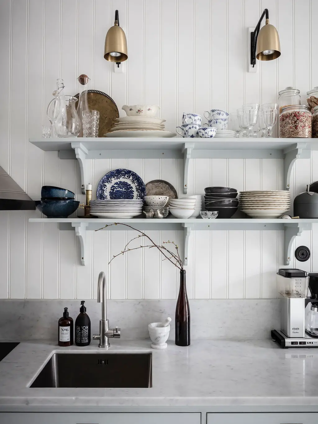 瑞典古宅中的灰色乡村厨房-8