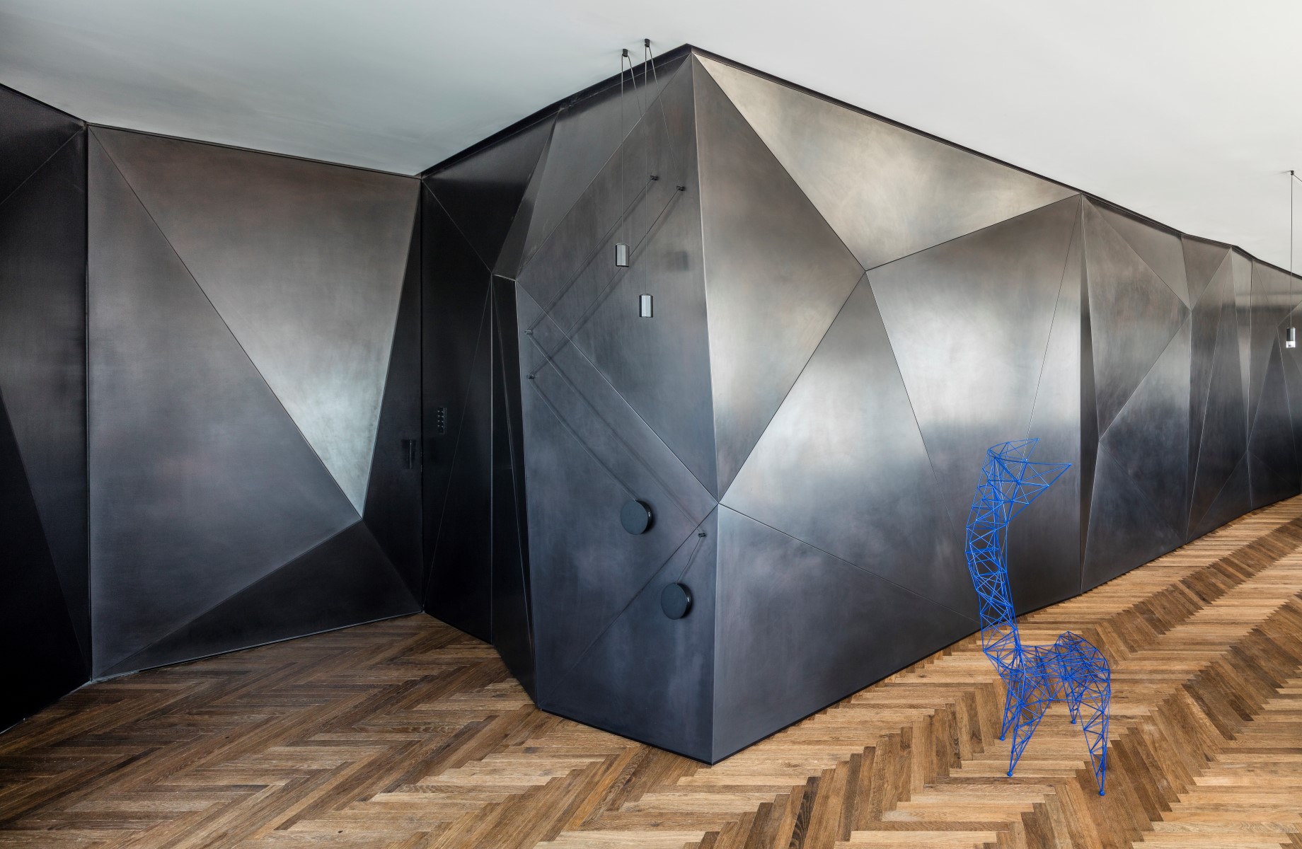 特拉维夫顶层公寓的动态铁折纸设计-18