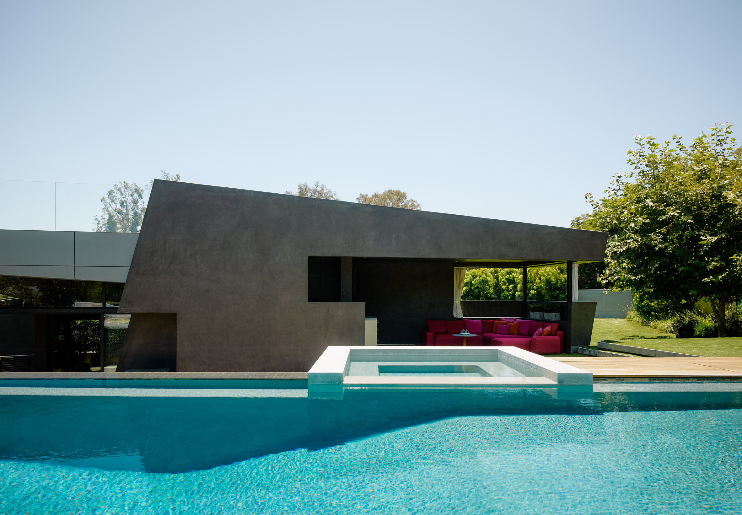 Eric Rosen embeds asymmetrical house into Los Angeles hillside-19