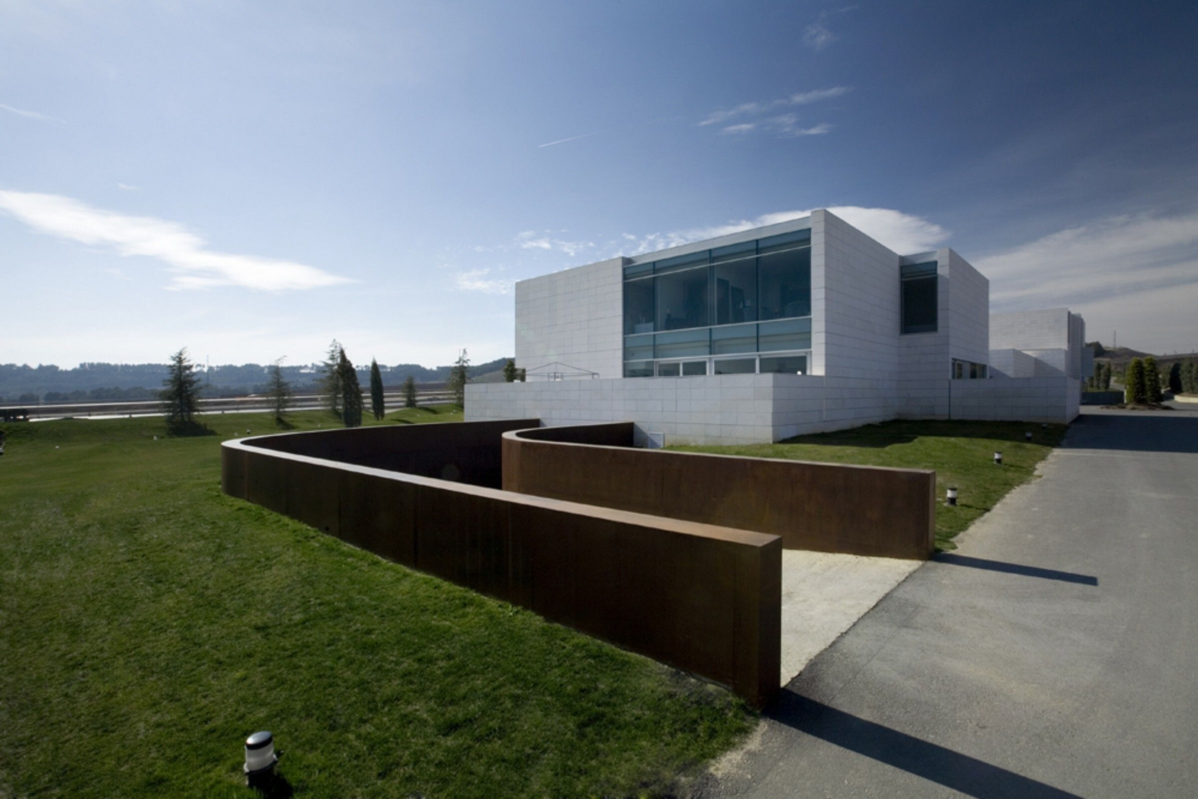 地形融入的绿色多功能酒店设计-21