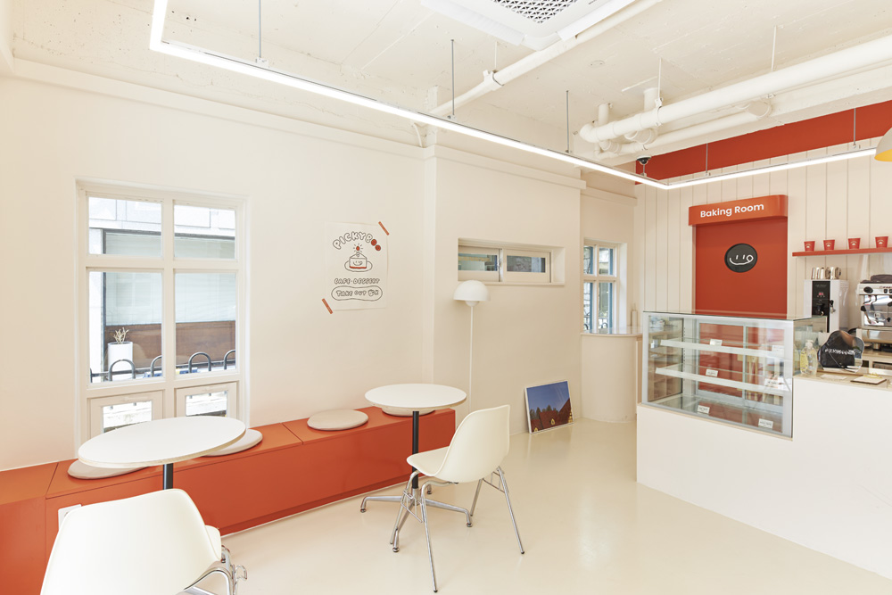 11 坪可爱红色甜品店的温馨室内设计-5