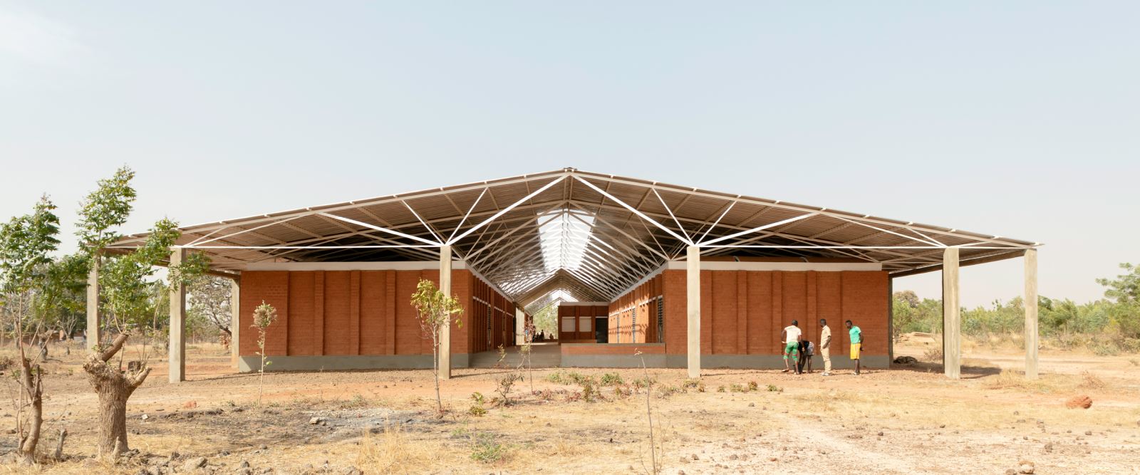 泥土砖构建的中学教育空间——阿尔伯特·福斯马德里设计案例-0