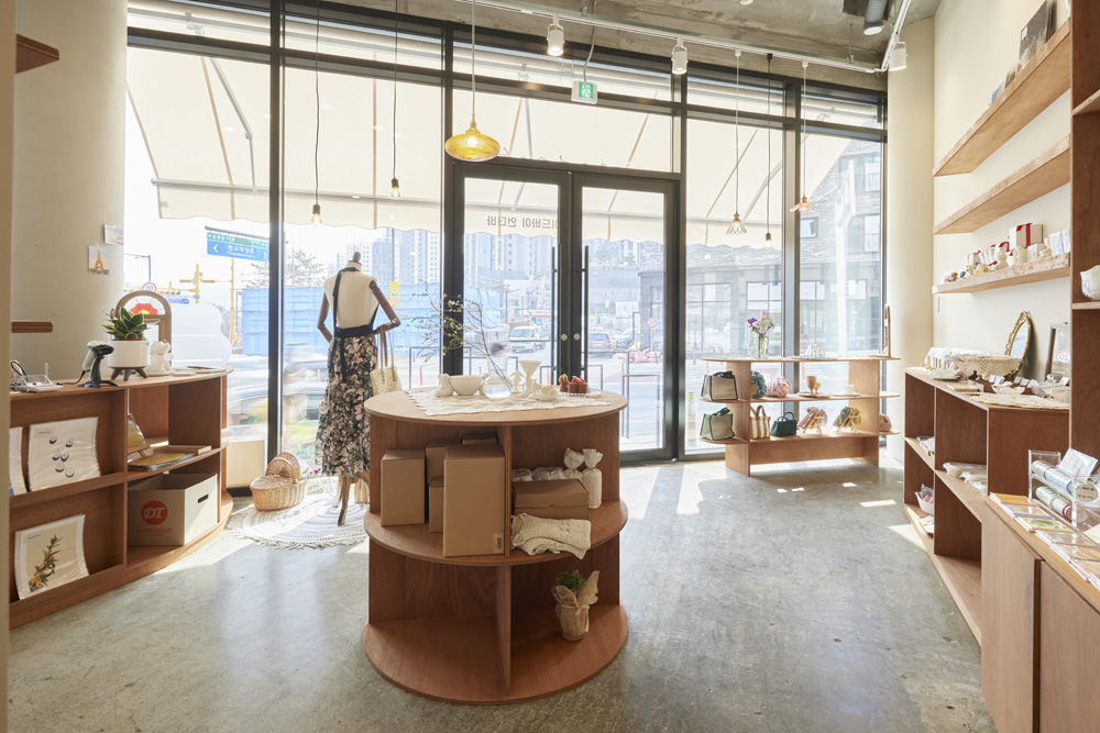 白色与木色交融，打造宁静舒适的室内空间-5