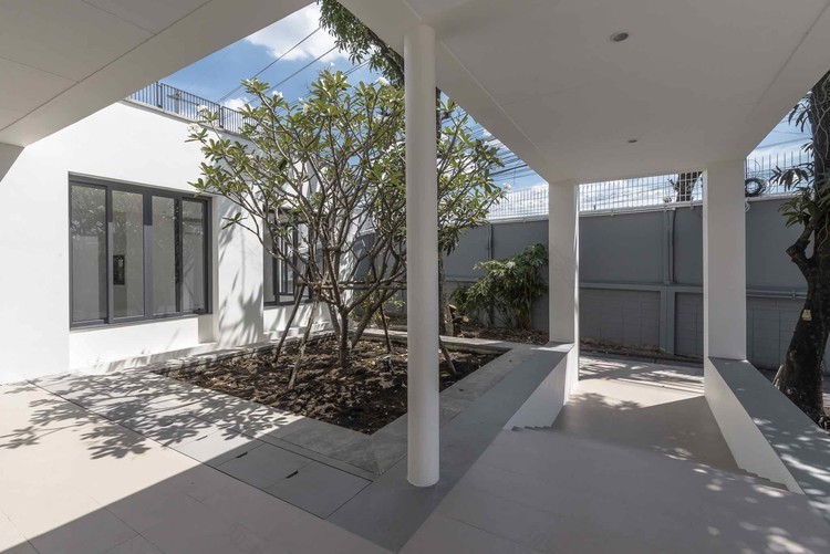 泰国 Baan Bangpok 家庭住宅,垂直螺旋楼梯设计-12