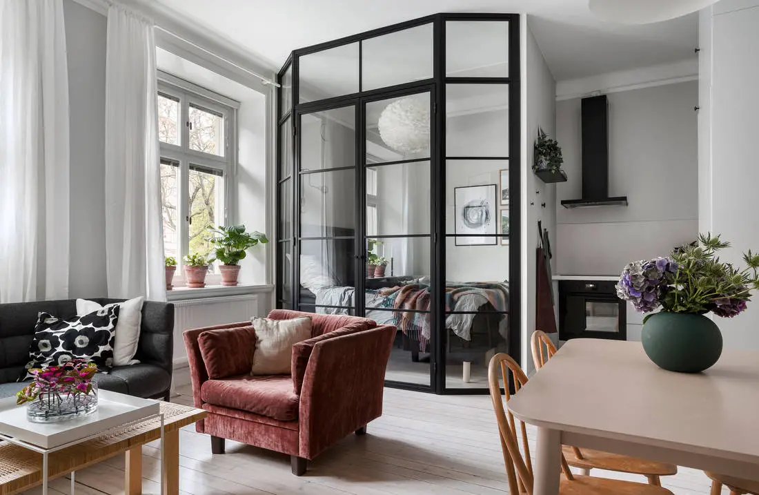 瑞典大型工作室的卧室玻璃隔墙设计-1