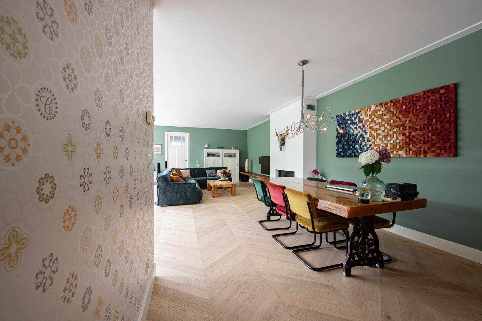 Lichte hongaarse punt in speels interieur-4