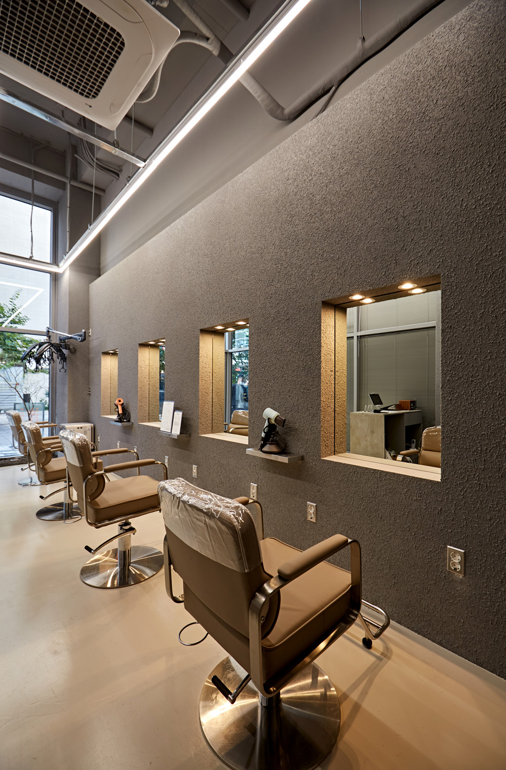 现代简约风格的 15 平米小型美容室设计-12