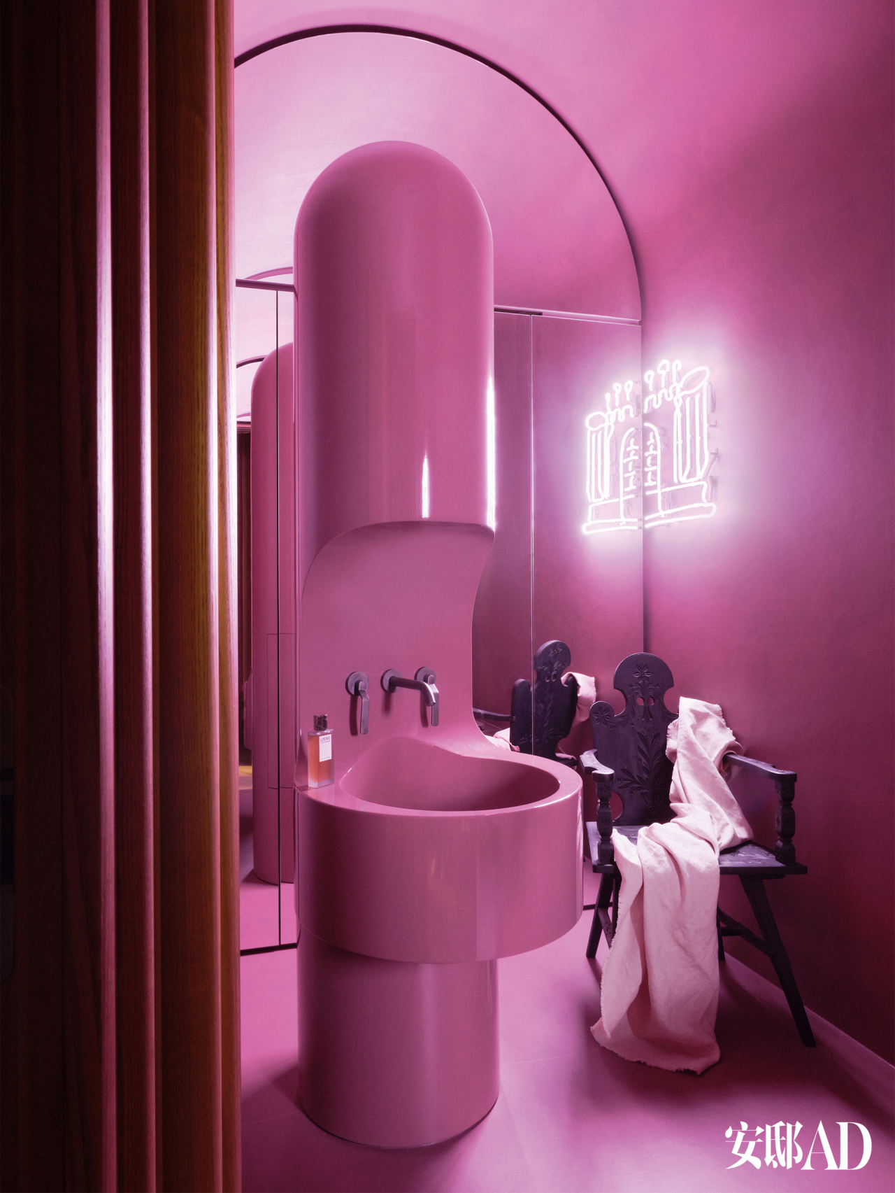 他以鲜明色彩和戏剧性形体，实现家的“宇宙大爆炸”-38