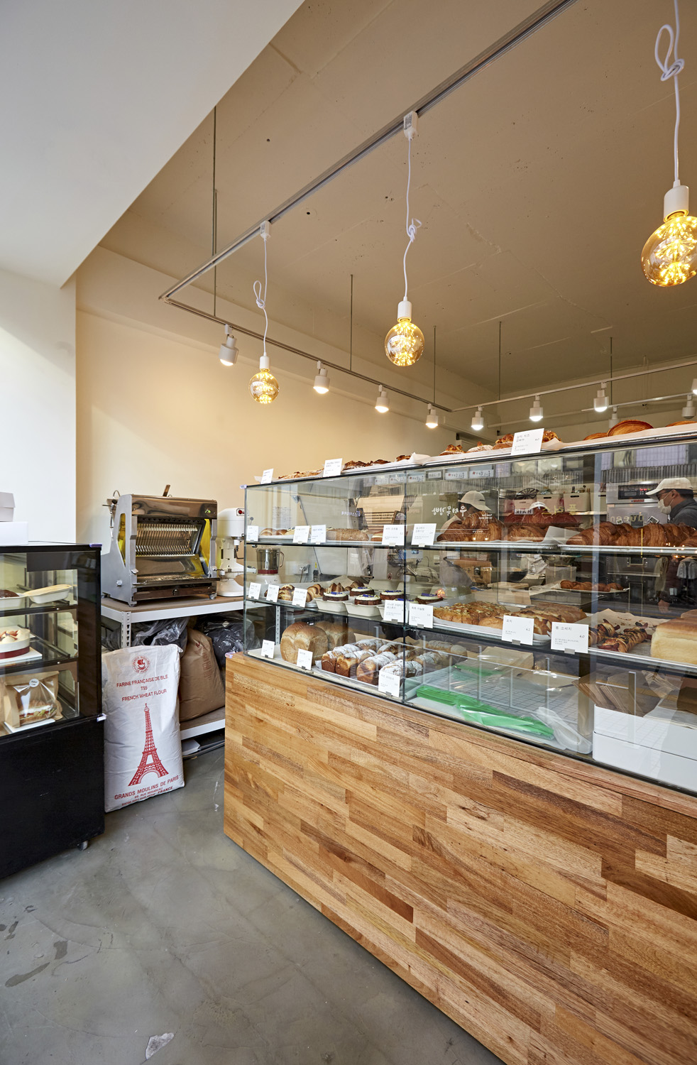 8 坪小空间，极简白色调的烘焙店设计-6