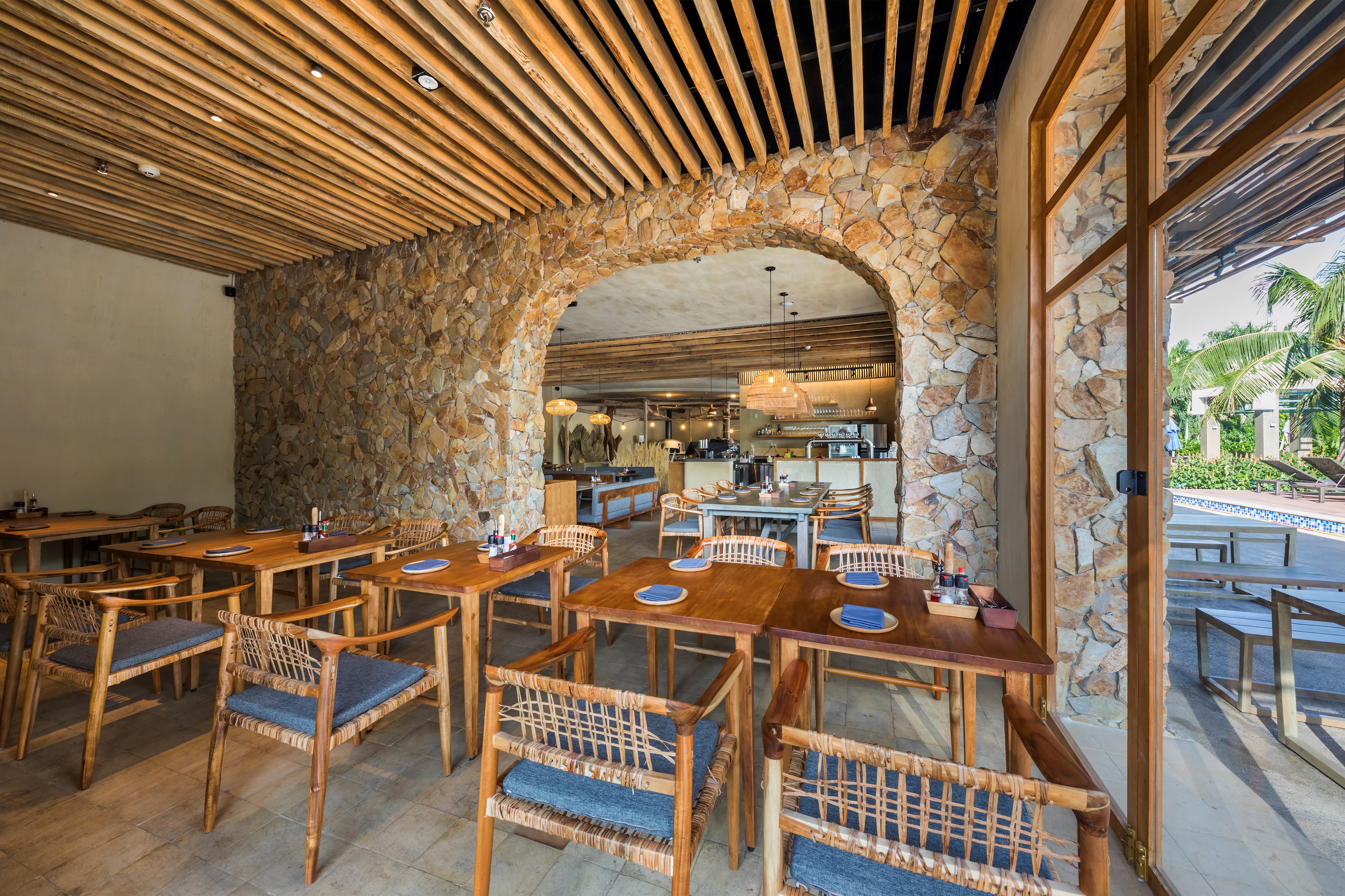 越南"Pizza 4P's"餐厅设计 · 海边别墅中的自然优雅-42