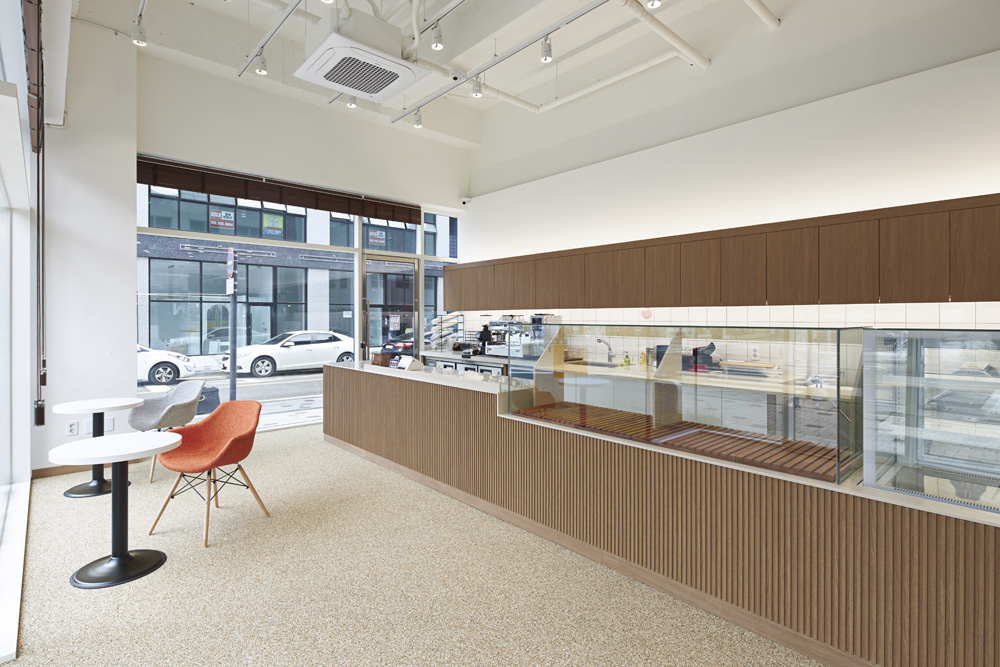 20 平米极简面包店，素雅空间里的精致设计-5