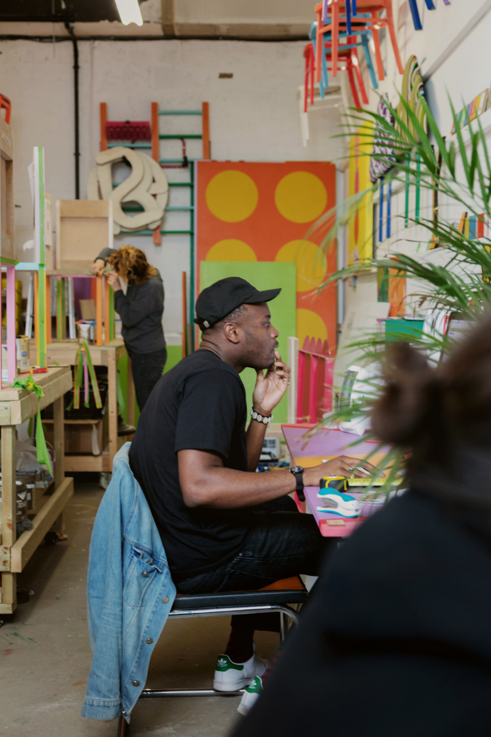 英籍尼日利亚艺术家 Yinka Ilori | 色彩、身份与设计的融合-0