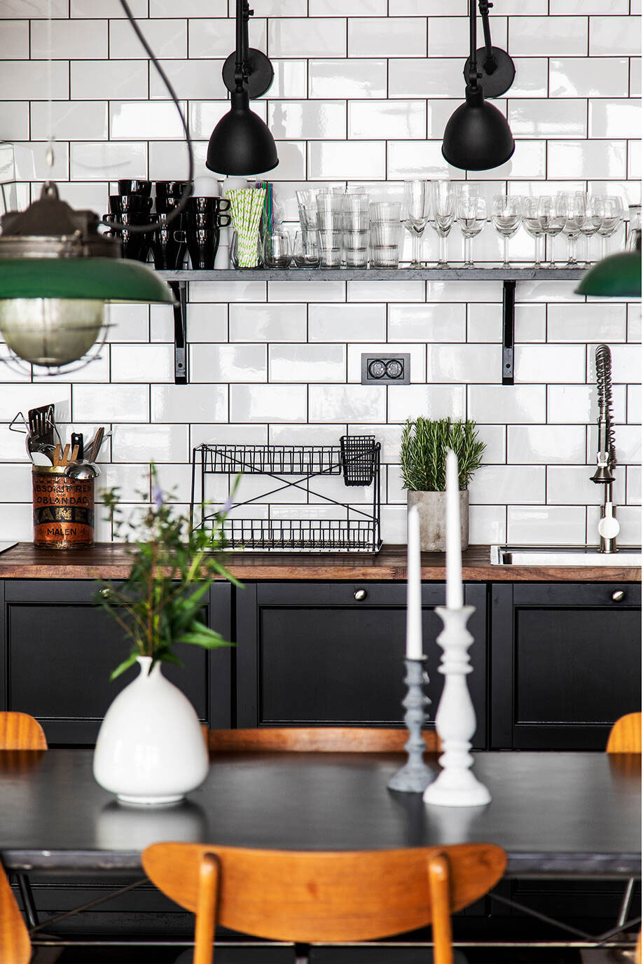 瑞典海岸小岛的工业风红色美墅-18