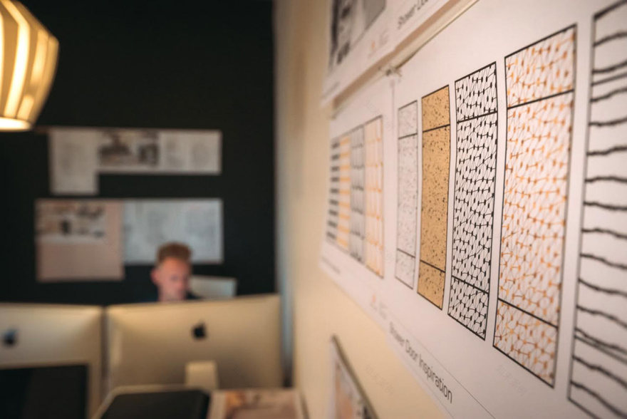 博比·伯克携手海岸淋浴门,打造现代浴室艺术品-11