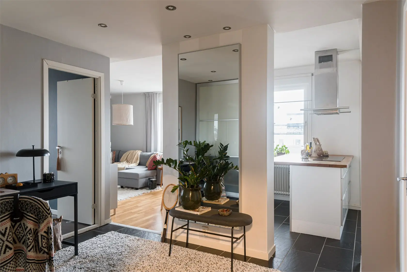 瑞典湖景公寓 | 灰色优雅与自然和谐共生-15