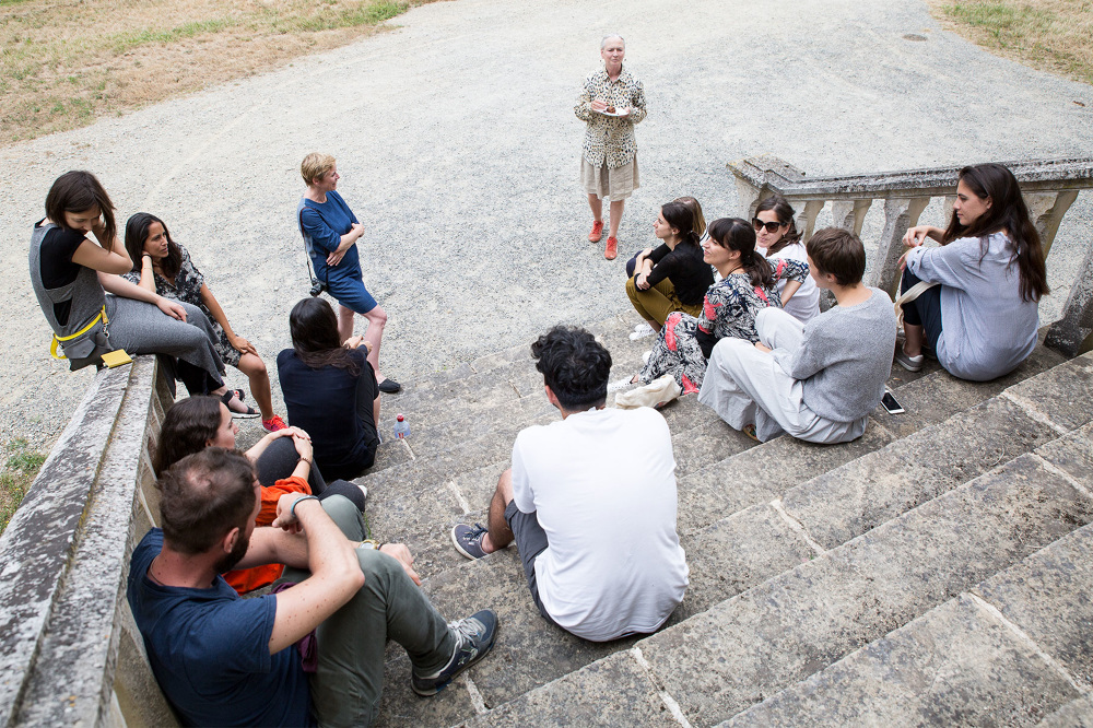 穿越 Boisbuchet 庄园的粉色线条-1