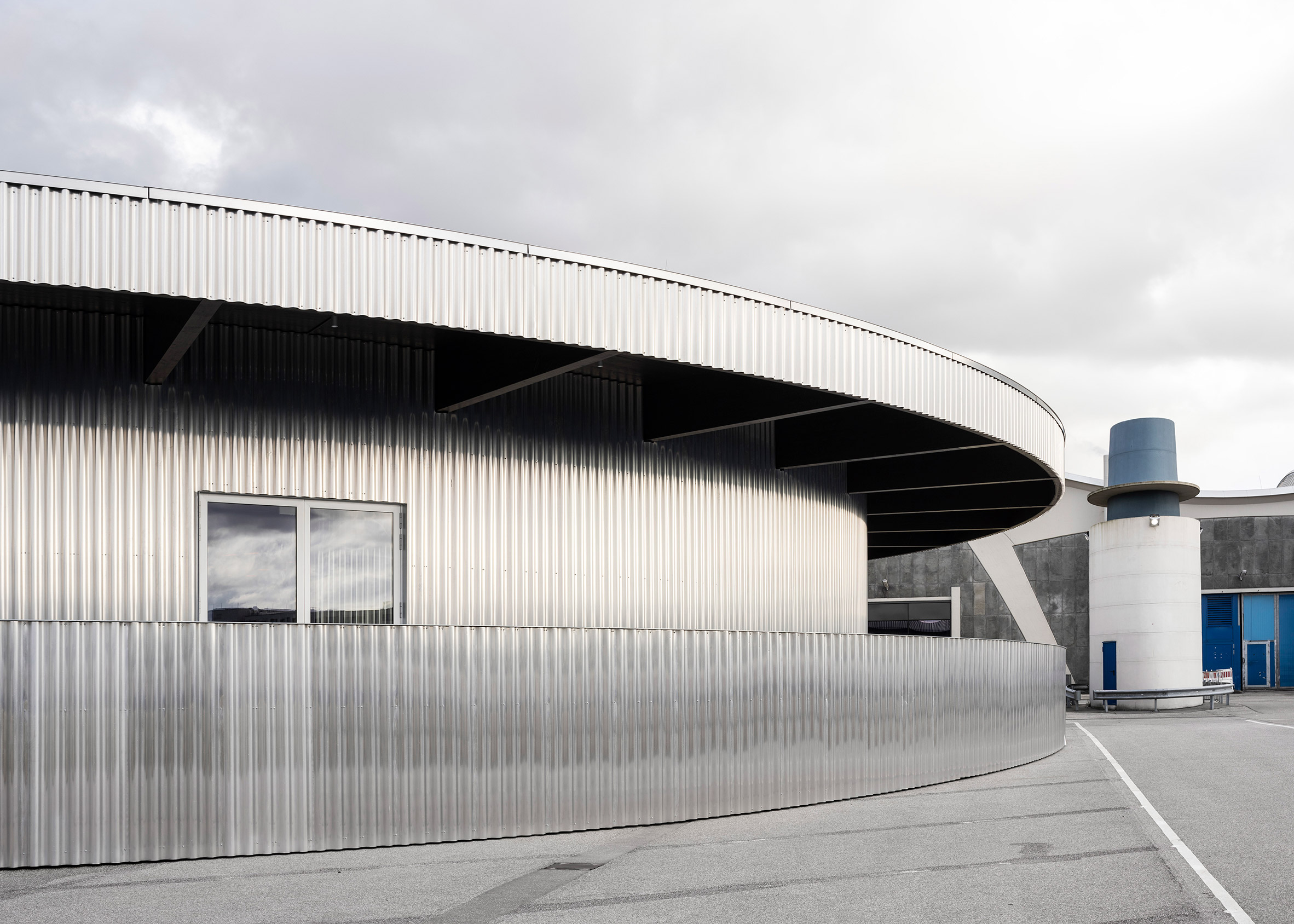 汉堡 60 年代水果市场中的弧形铝制票亭-7