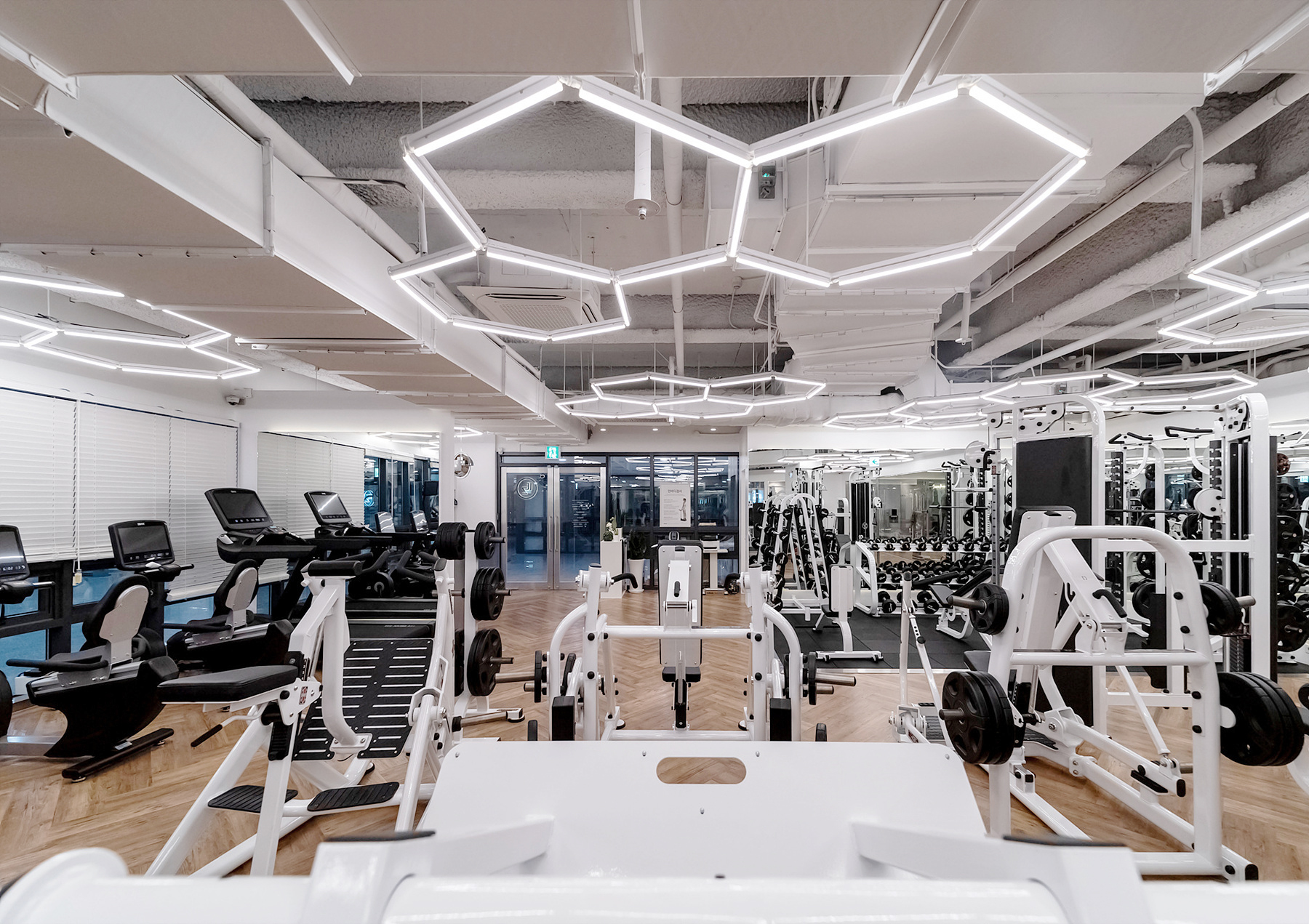 简约时尚的 88 平米 filates&PT 专卖店设计-5