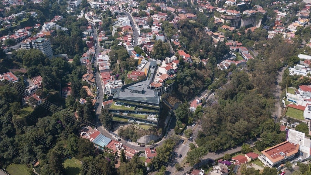 墨西哥城折叠空间豪宅，融入自然的线性设计-1