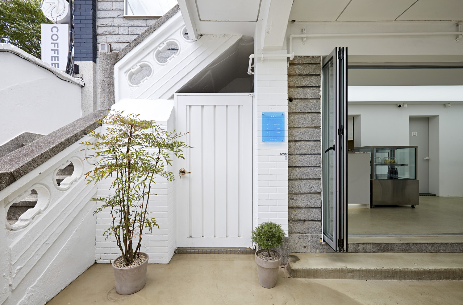 40 平米白色简约风咖啡厅 设计展现极简美学魅力-15