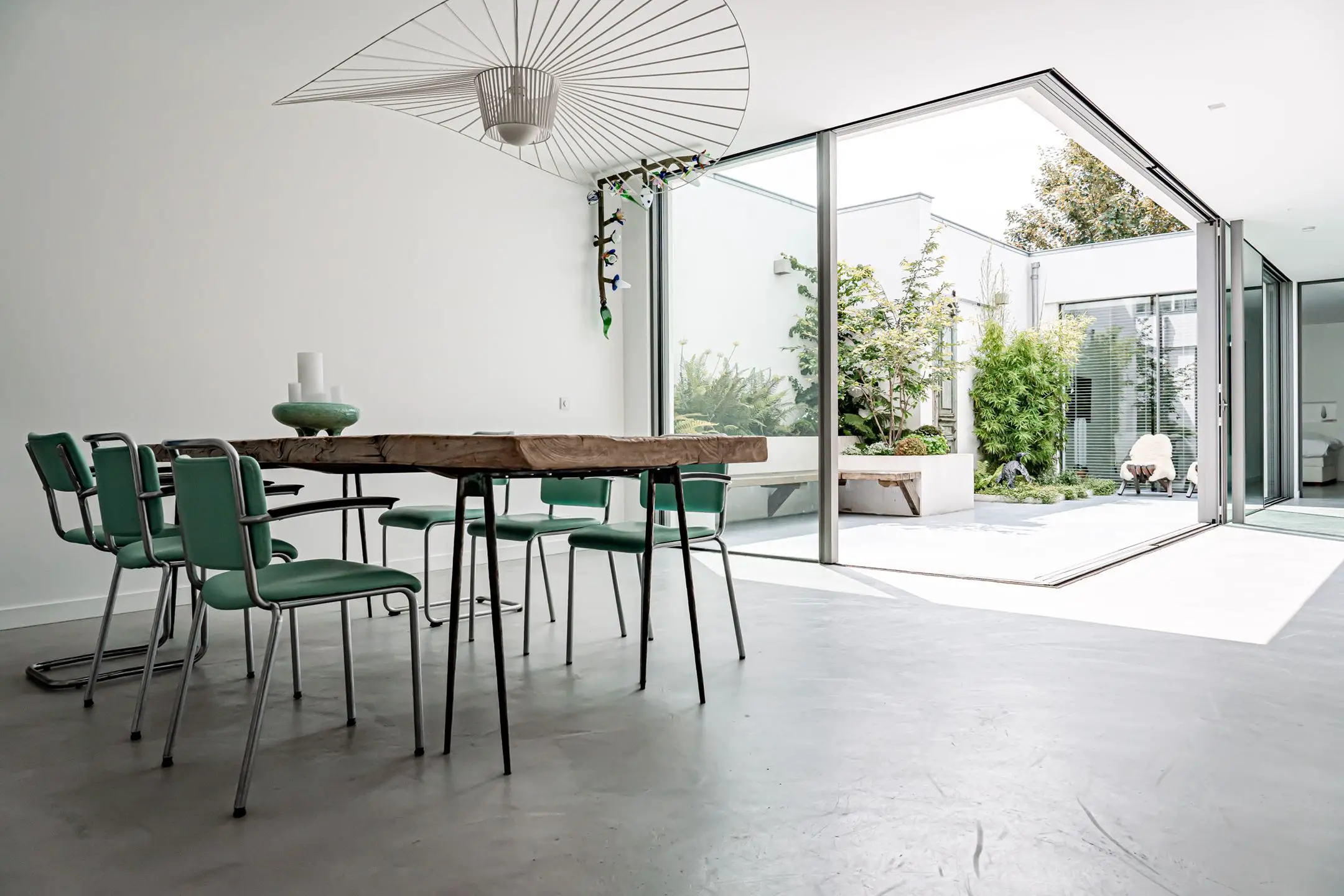 荷兰优雅明亮公寓设计，城市绿意渗透室内-3