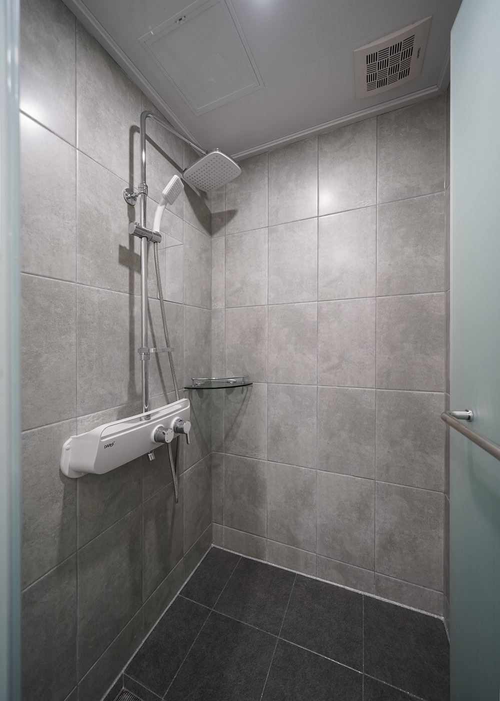 黑色与橙色的碰撞 | 49 平米迷你公寓的惊艳设计-23