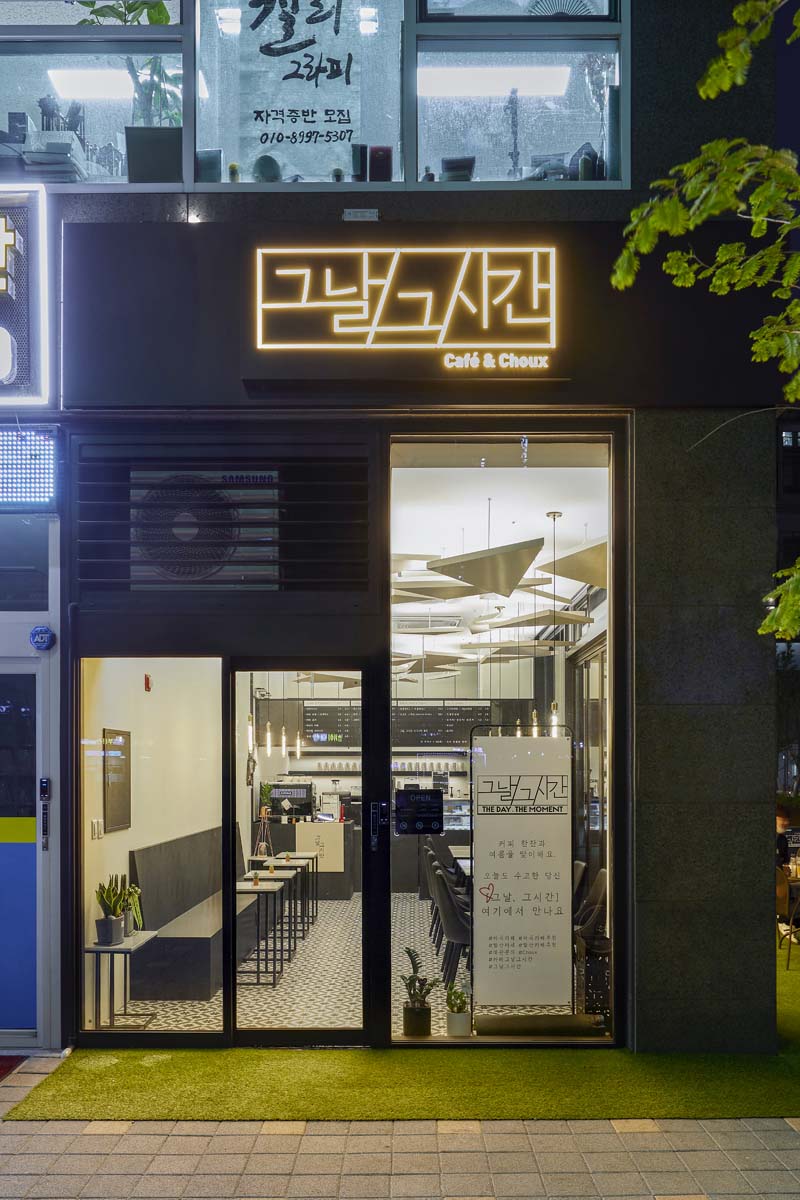 光影黑白咖啡馆 | 极简空间的温馨魅力-11