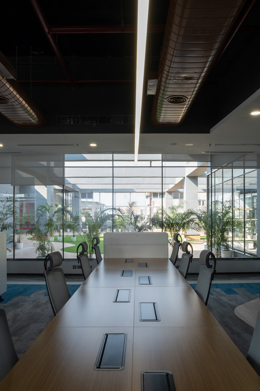 弧形铝板打造高效办公空间-15