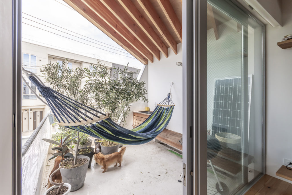 対角線上にゆるやかな階段が通る家 ５匹の犬たちとともに伸びやか、おおらかに暮らす | Architecture | 100%LiFE-7