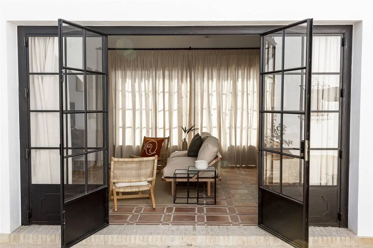 西班牙 50 年代沙色别墅 | 传统与现代的完美融合-1