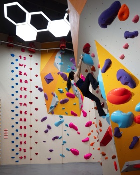 上海古北晨道攀岩馆丨中国上海丨平介设计