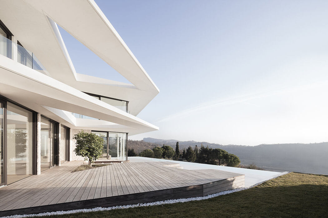 意大利湖景别墅，极简主义与自然的完美结合-2