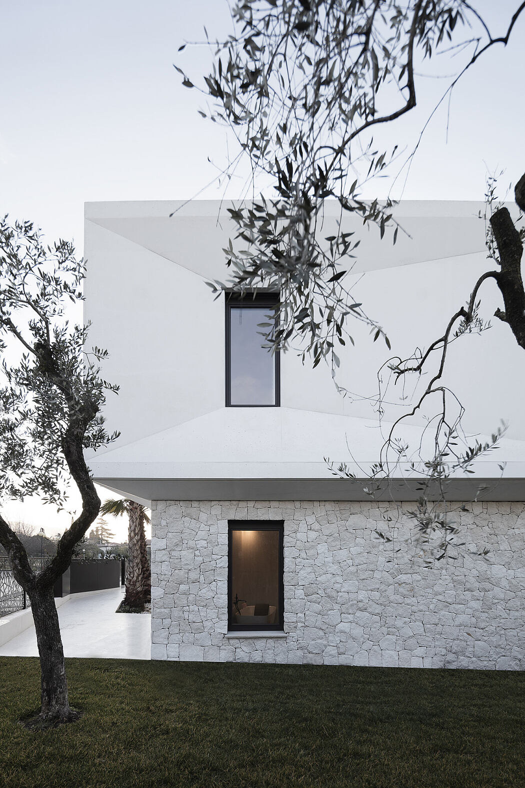 意大利湖景别墅，极简主义与自然的完美结合-6