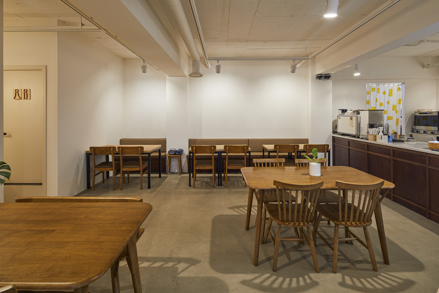 25 坪简约咖啡厅，诠释白色与原木的温馨魅力-8