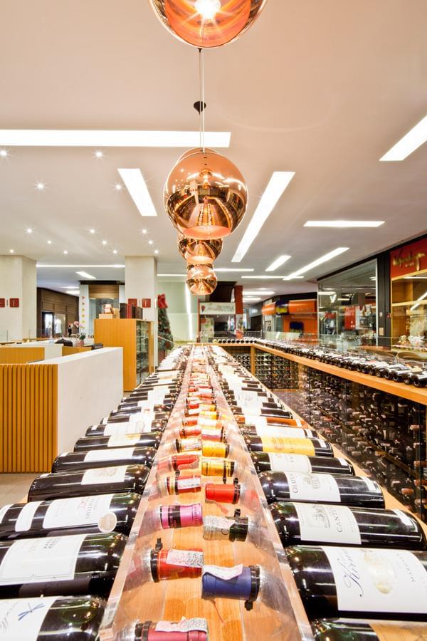 玻璃之魅 · RJ 购物中心的精致葡萄酒店设计-10