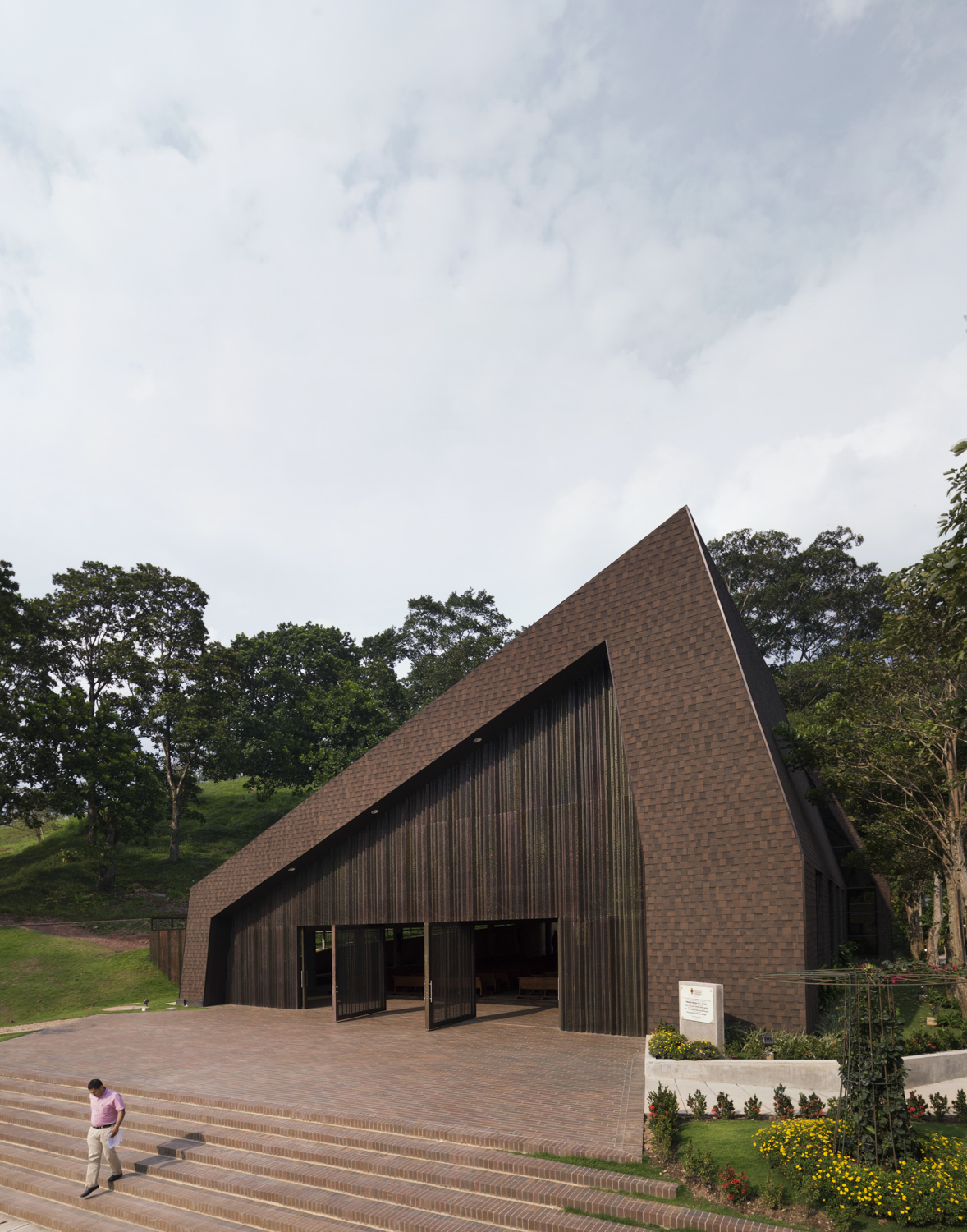 折叠屋顶下的绿意教堂-15