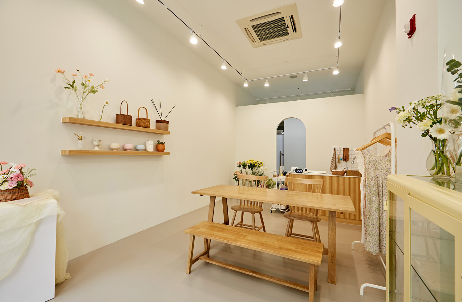 温暖氛围的 10 平米白色木屋办公室设计-5