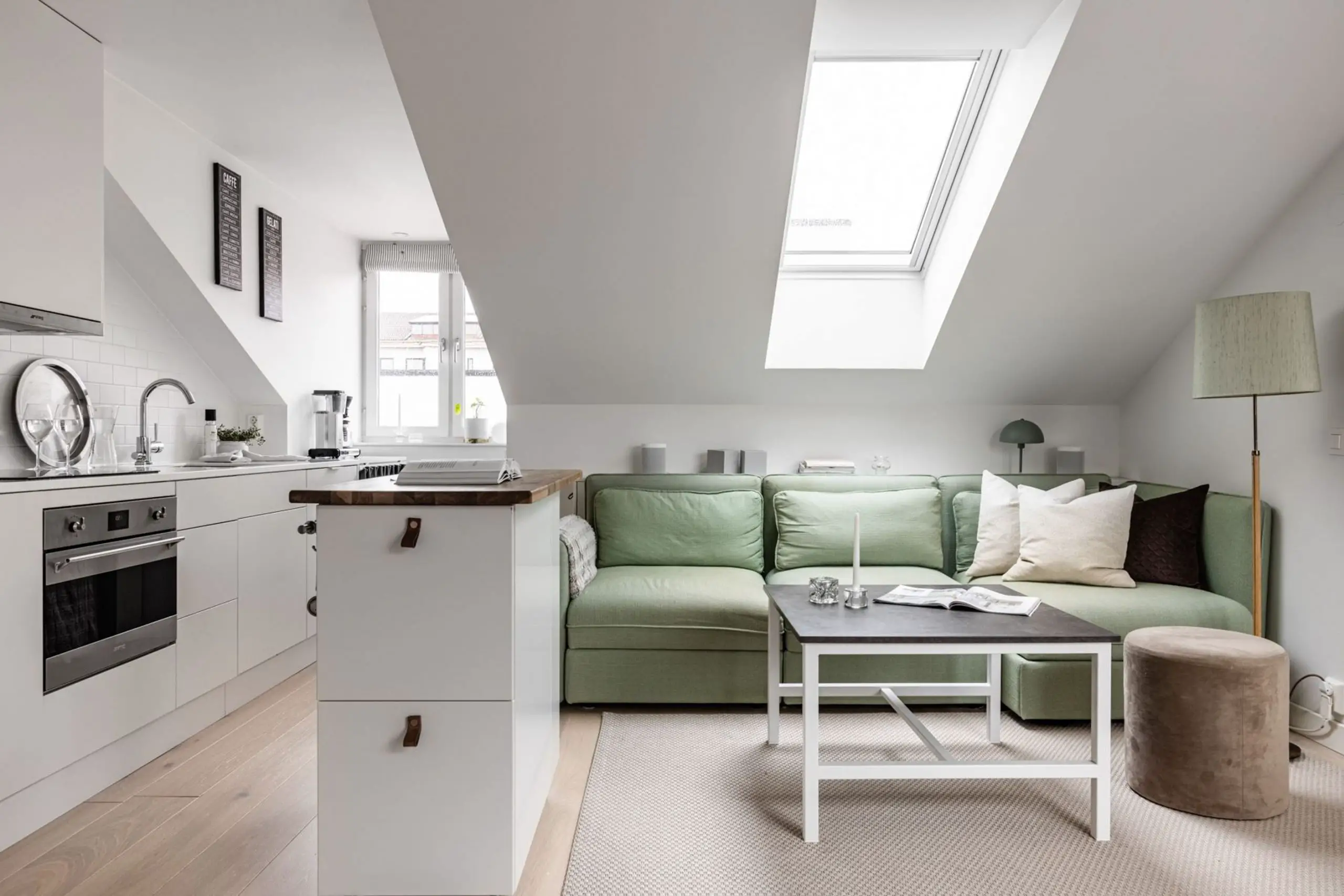 瑞典 38m2 顶层公寓 | 独特倾斜窗设计,空间明亮舒适-7