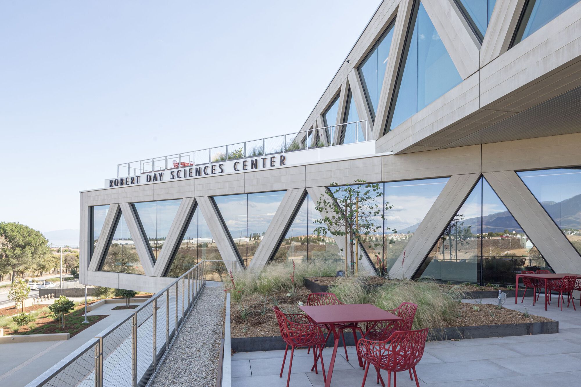 Claremont McKenna College Robert Day Sciences Center / BIG-57