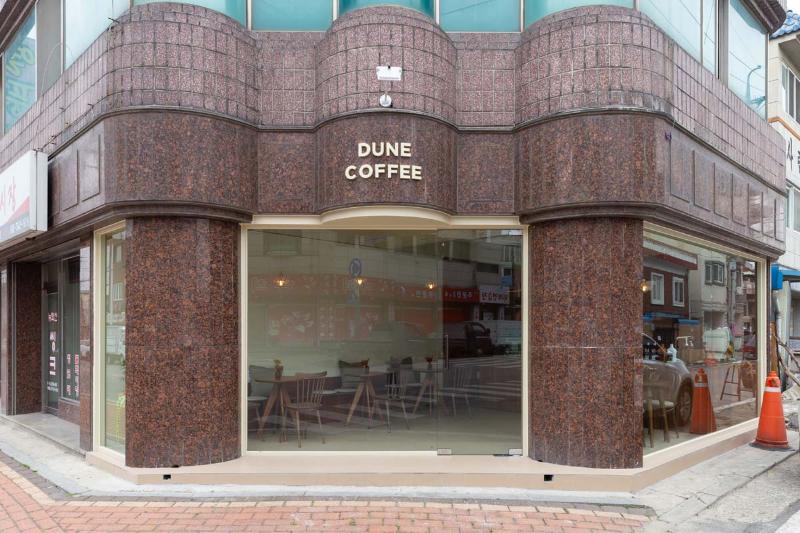 简约十平米咖啡厅，展现温馨原木风-13