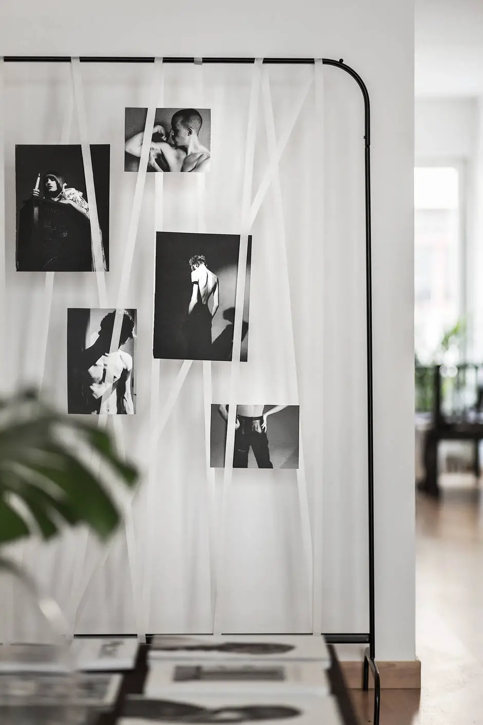 巧妙改造！衣架变客厅照片展示架-2