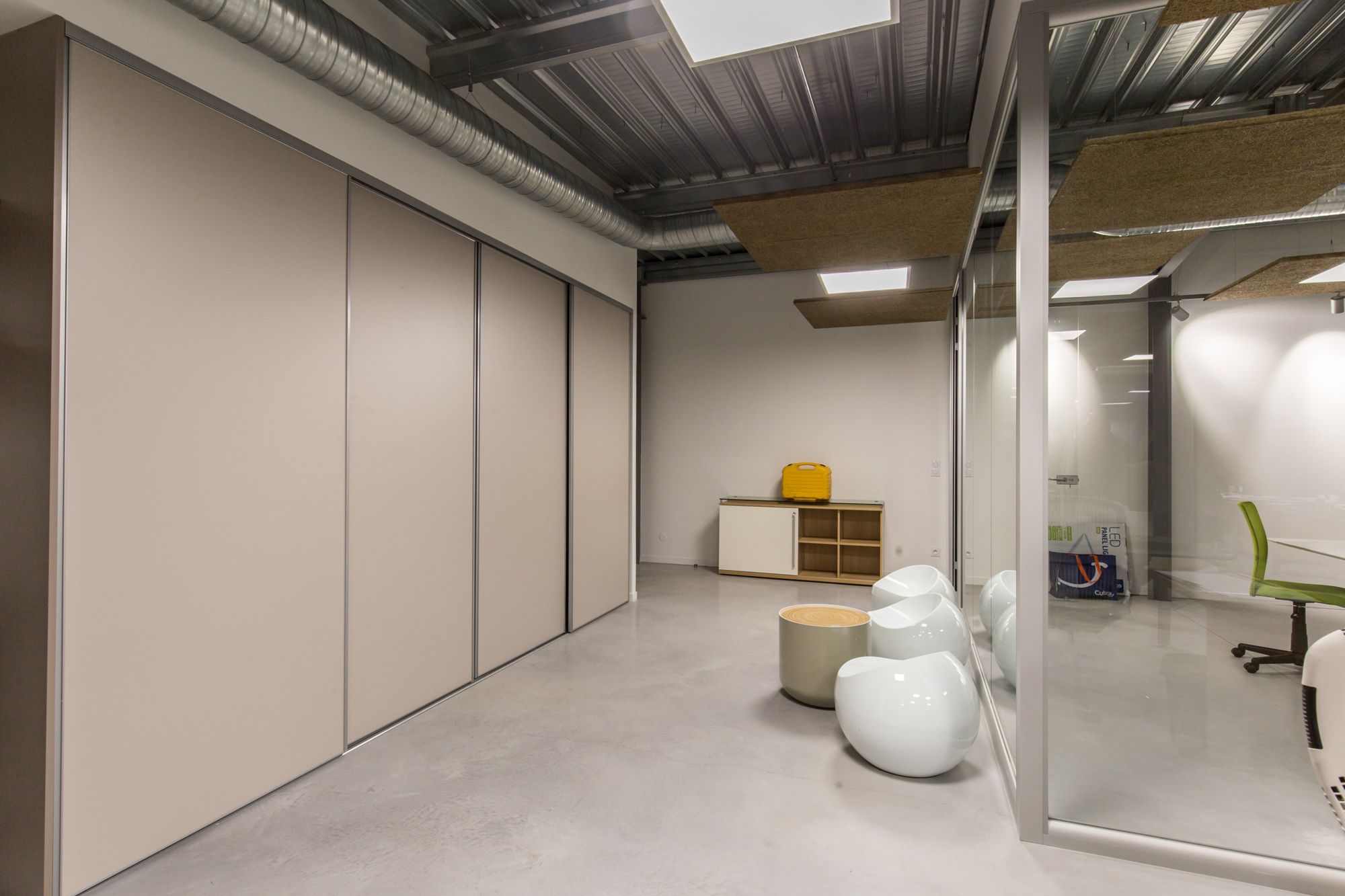 打破对称的金属网格办公楼-13